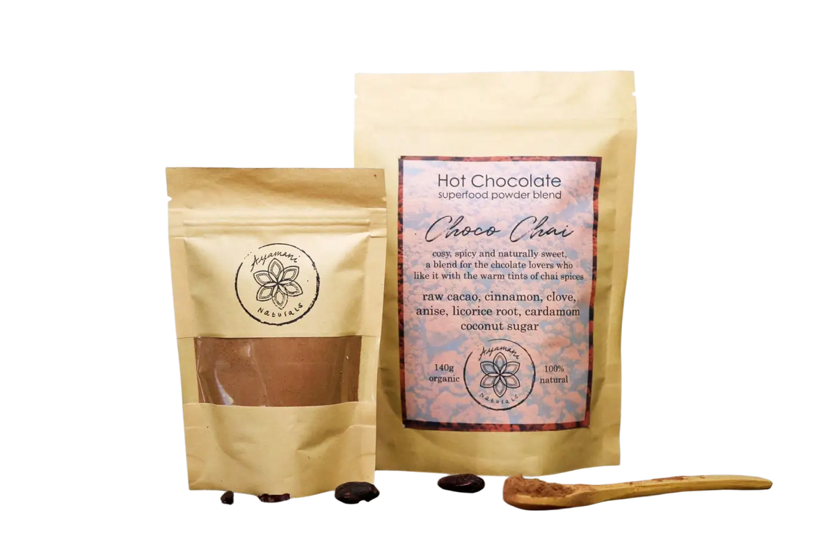 Zeremonieller Kakao Choco Chai mit Reishi, Chaga und Pilz für heiße Schokolade, von Ayamani Naturals, in einer Schale.