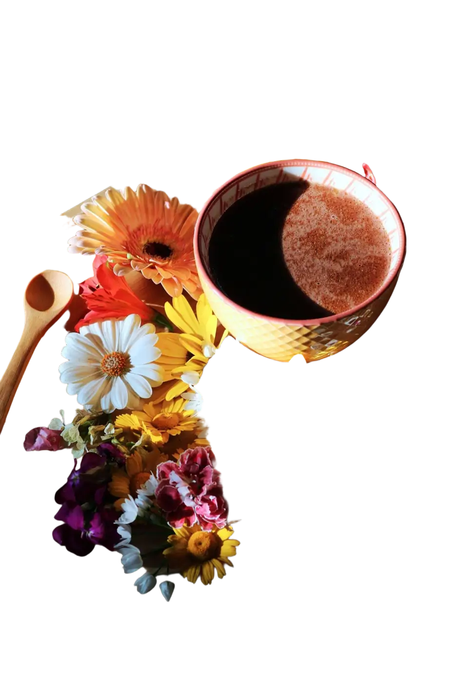 Ein keramischer kaffeebecher mit gewebtem muster und rötlich braunem rand gefüllt mit zeremonieller roher kakao