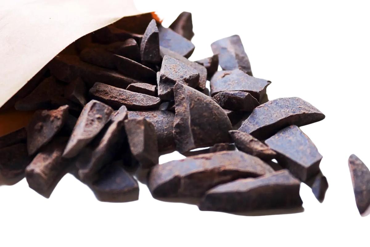 Zeremonieller roher kakao in stücken aus 100% criollo roher kakao dunkelbraune stücke fallen aus papiertüte