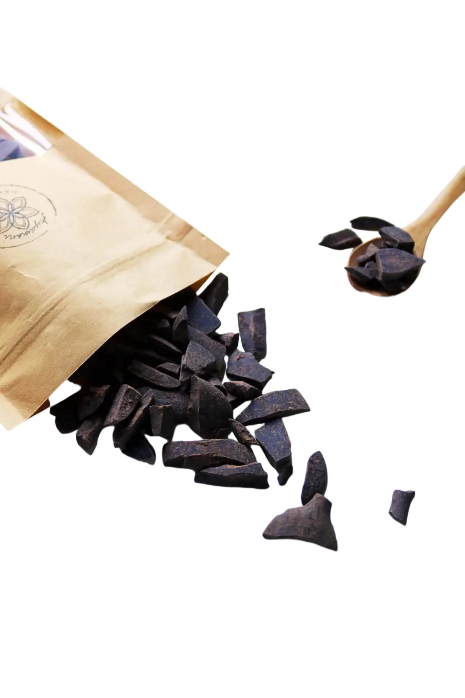 Zeremonieller roher kakao in stücken aus 100% criollo rohem kakao 50g in brauner papiertüte mit holzlöffel auf weißem grund