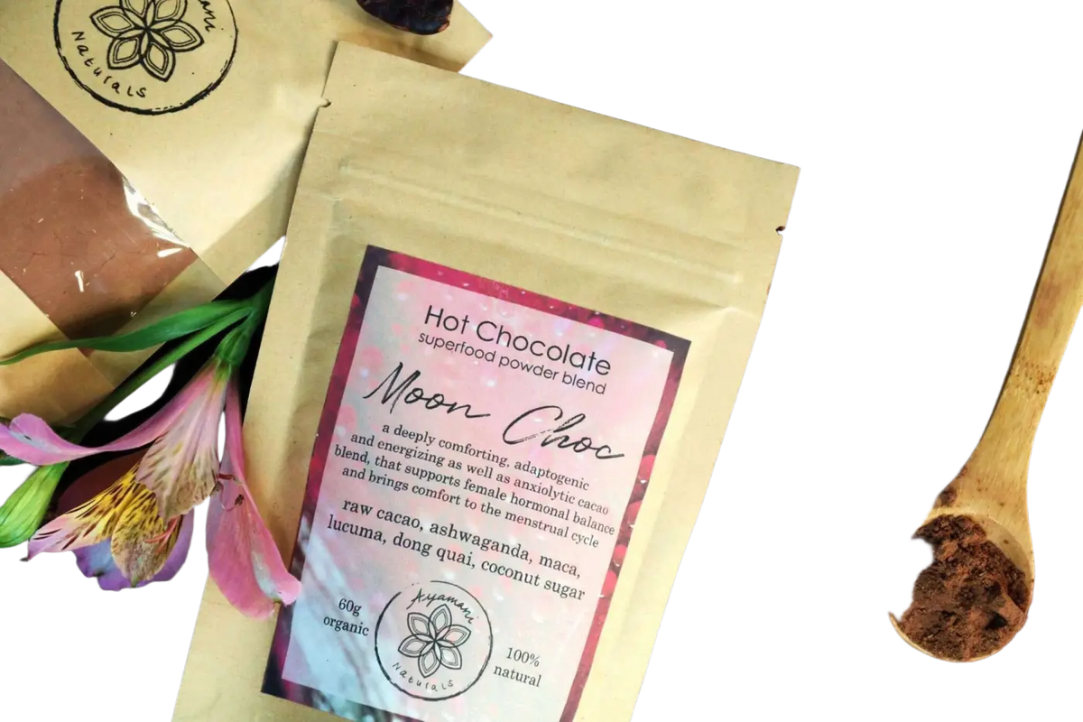 Zeremonieller Kakao Moon Choc von Ayamani Naturals, heiße Schokolade mit Fairtrade-Kakao, ideal für PMS-Linderung.