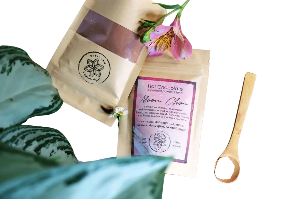 Zeremonieller Kakao von Moon Choc, heiße Schokolade mit Fairtrade-Kakao, in einer Tasse für genussvollen Moment.