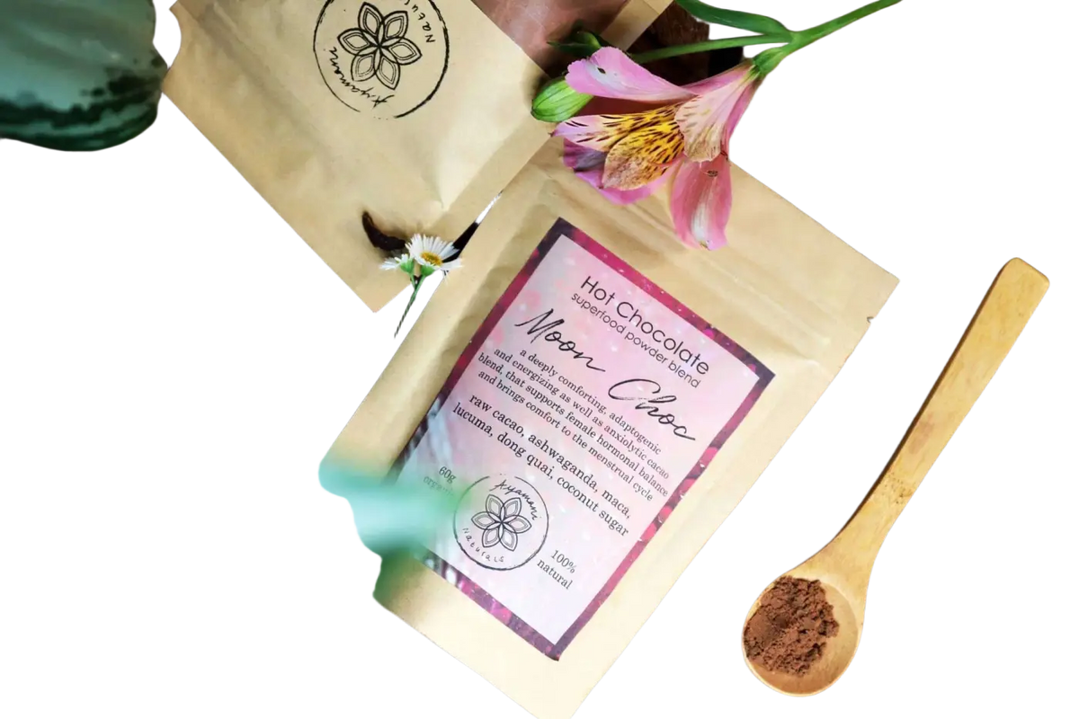 Zeremonieller Kakao von Moon Choc, Heißschokolade mit Fairtrade-Kakao, in einer Tasse, ideal für Wohlbefinden und Genuss.