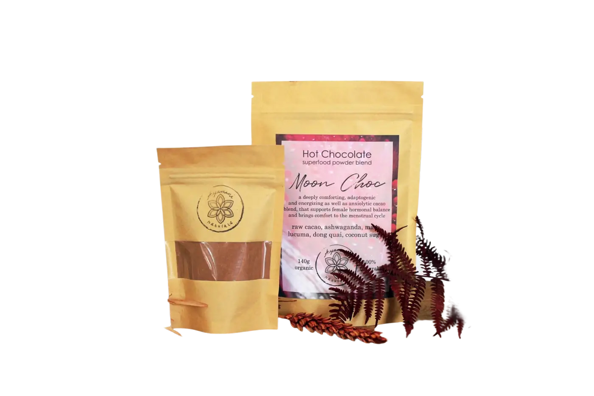 Zeremonieller Kakao von Moon Choc, heiße Schokolade mit Fairtrade-Kakao, in einer Tasse, für Genuss und Wohlbefinden.