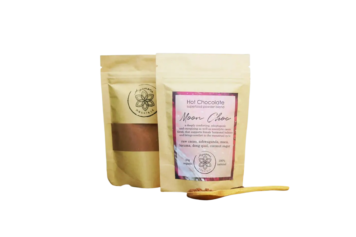 Zeremonieller Kakao von Moon Choc in einer Schale, mit Fairtrade-Kakao, für heiße Schokolade und Wohlbefinden, Ayamani Naturals.