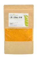 Eine 100-gramm tasche mit biologischem kurkuma pulver in brauner wiederverschließbarer verpackung mit sichtfenster
