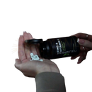 Schwarze zylindrische flasche mit zink und vitamin c immunitätsunterstützung und weißen tabletten spilling out