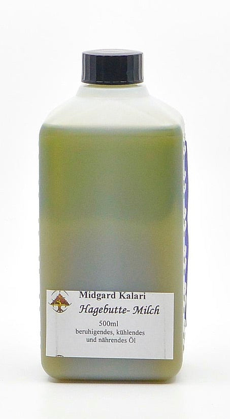 Eine quadratische Plastikflasche mit schwarzem Verschluss und der Aufschrift Midgard Kalari Hagebutte-Milch Thailam 500ml enthält ein wohltuendes, kühlendes und pflegendes Ayurveda Massageöl. Das Etikett verrät, dass die gelblich-grüne Flüssigkeit im Inneren ideal zum Ausgleich des Pitta-Doshas ist.