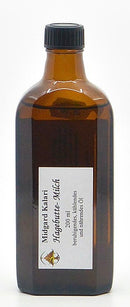 Die Hagebutte-Milch Thailam von Midgard Kalari ist in einer braunen Flasche mit weißem Etikett und sicherem Schraubverschluss erhältlich und enthält 200 ml Öl. Dieses perfekt auf Ausgewogenheit abgestimmte flüssige Produkt ist ideal für diejenigen, die den Pitta-Dosha-Prinzipien folgen.